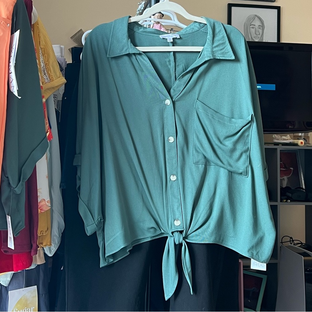Green Teal Cute Simply threads belly tie button up blouse. Excellent quality🌱
